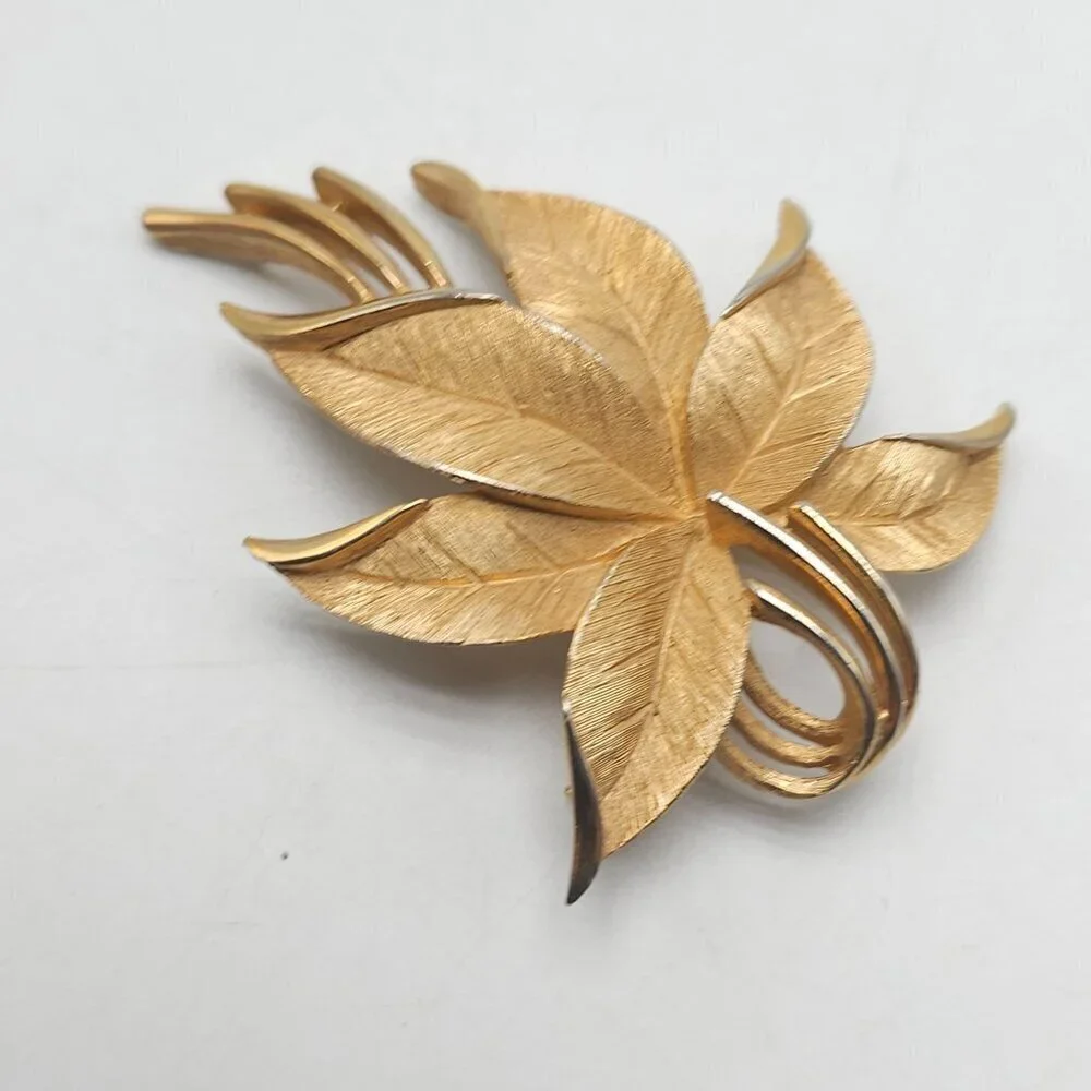 Vintage Crown Trifari Leaf Bushel Gold Tone Brush Textured Brooch Pin